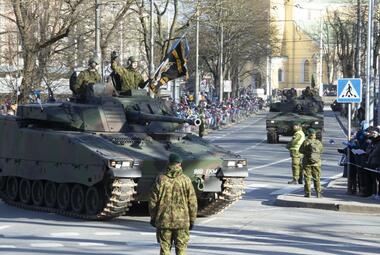 Парад в честь 102-й годовщины независимости Эстонии на площади Вабадузе